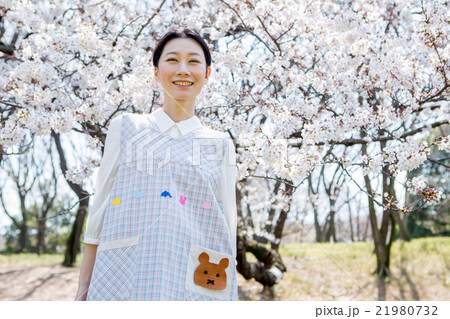女性　保育士　桜 21980732