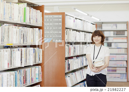 図書館で働く女性 21982227