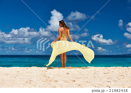 Woman with sarong at beach 21982438