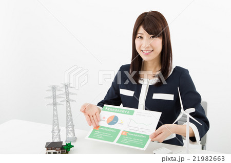 案内する女性 21982663