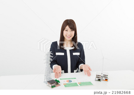 案内する女性 案内する女性 21982668