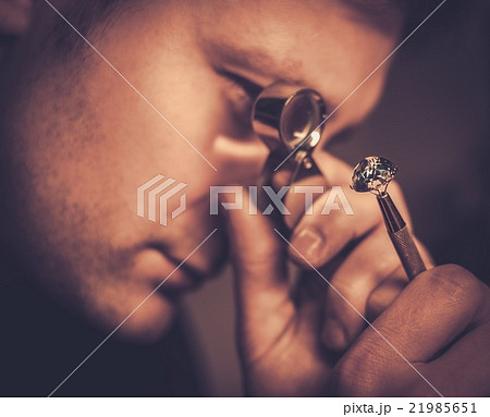 Portrait of a jeweler during the evaluation  21985651