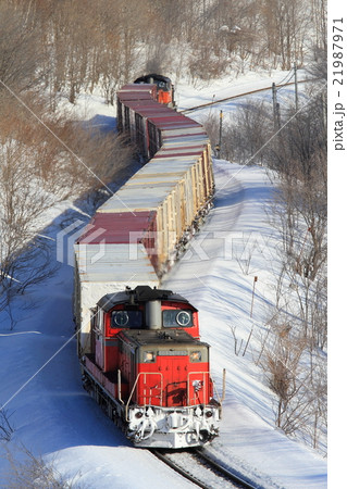 雪の峠を行く石北臨時貨物列車 21987971