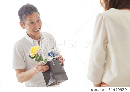 父の日にプレゼントを渡す娘 21990929