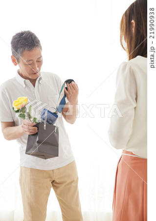 父の日にプレゼントを渡す娘 21990938