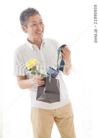 父の日にプレゼントを渡す娘 21990939