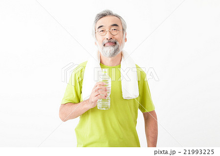 水分補給するシニア男性 21993225