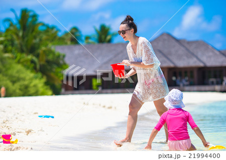 Little girl and happy mother playing with beach 21994400
