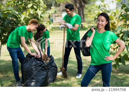 Students working outdoors 21994708