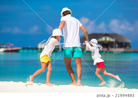Happy dad and adorable little girls at tropical 21994883