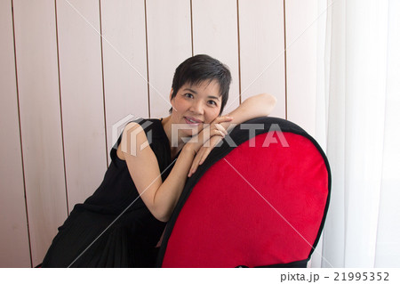 椅子に座る女性 21995352