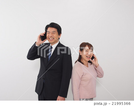 電話を掛け合う夫婦 電話を掛け合う夫婦 21995366