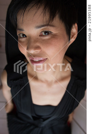 ソファーにあおむけの女性 21995388