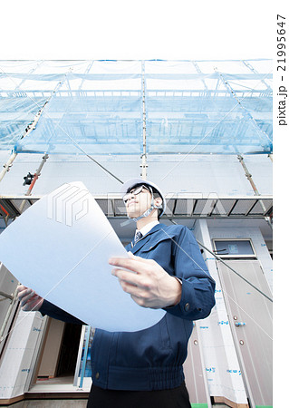 建設現場の男性　見上げる　住宅・アパート・マンション 21995647