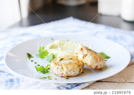 Fish or chicken cutlets with mashed potatoes 21995979
