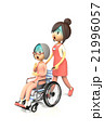 ヘルパーに車いすを押してもらう老婦人 21996057