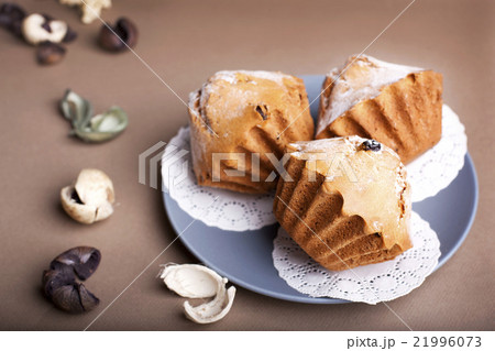 Muffin cakes on a Beige - coffee background. 21996073