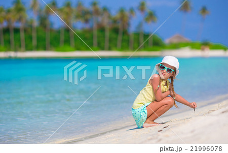 Adorable little girl at beach during summer 21996078