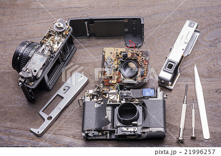 分解したレンジファインダーフィルムカメラの写真素材 [21996257