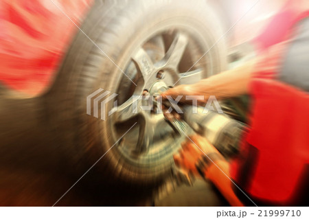 Blurry image of remove the wheels. 21999710