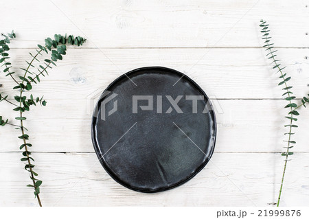 Top view empty black plate on wood Top view empty black plate on wood 21999876