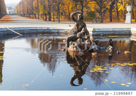 Schonbrunn palace park in Autumn, Vienna 21999897