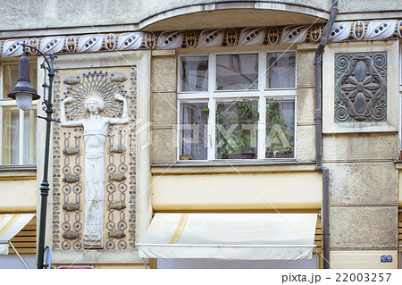 Decorative moldings on the walls in the streets Decorative moldings on the walls in the streets 22003257