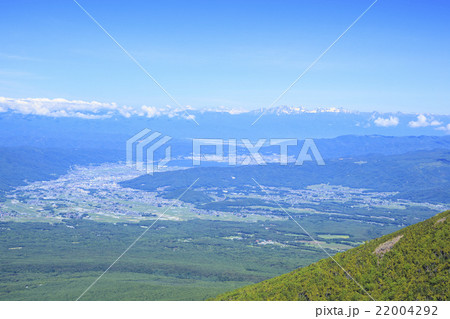 八ヶ岳の編笠山から望む諏訪市と諏訪湖　遠くに北アルプス 22004292