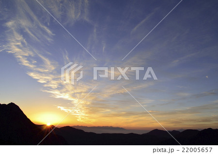 西穂高山荘近くのピークから朝焼けの秋空（横） 22005657