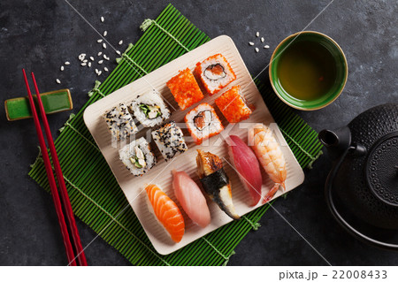 Set of sushi, maki and green tea 22008433
