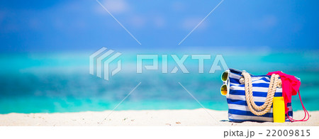 Stripe bag, blue towel, sunglasses, sunscreen 22009815