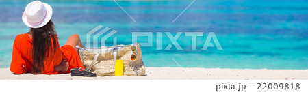 Beautiful young woman relaxing at beach  22009818