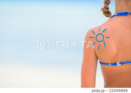 Close up sun painted by sun cream on kid shoulder 22009896