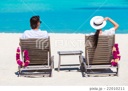 Young happy couple during beach tropical vacation 22010211