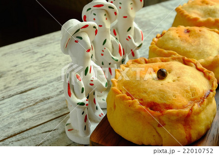 スペイン・マヨルカ島のミートパイ"Empanada"（エンパナーダ）と素焼きの人形"Siurell" 22010752