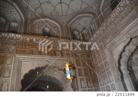 パキスタン ラホール バードシャーヒーモスクの内装 美しい模様の壁とシャンデリア パキスタン ラホール バードシャーヒーモスクの内装 美しい模様の壁とシャンデリア 22011899