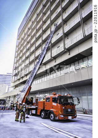 消防自動車 はしご車による駅ビル開業前の避難誘導訓練 22011916