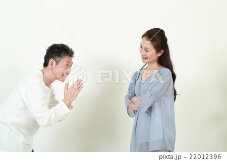 謝る男性と怒る女性 22012396