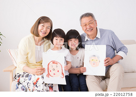 シニア夫婦と孫娘（似顔絵、プレゼント） 22012758