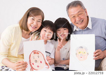 シニア夫婦と孫娘（似顔絵、プレゼント） 22012759