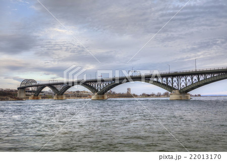 View of the Peace Bridge with traffic 22013170