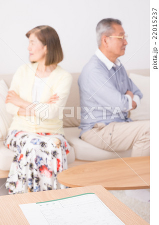 シニア夫婦（熟年離婚） 22015237