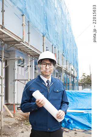 建設現場で図面を持っている男性 22015633