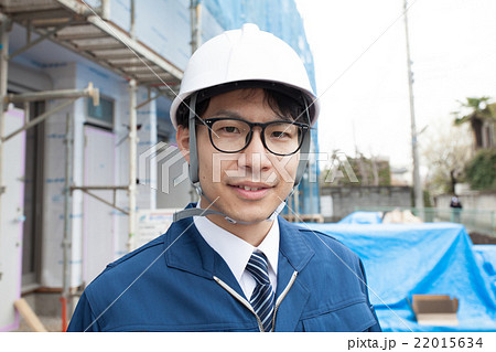建設現場の作業着を着ている男性 22015634