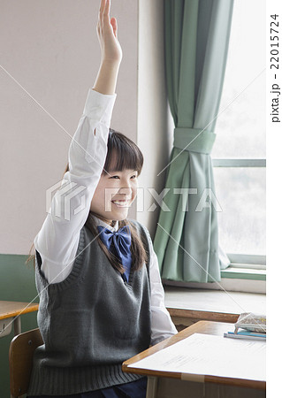 手をあげる女子生徒 手をあげる女子生徒 22015724