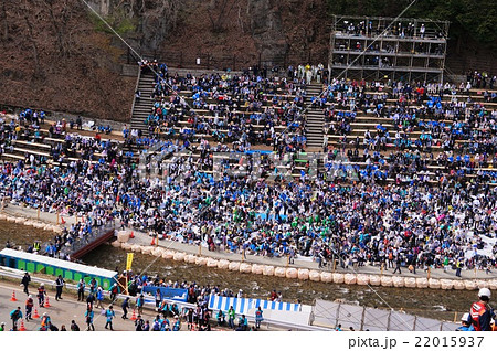 御柱祭　木落し坂から見た観覧席 22015937