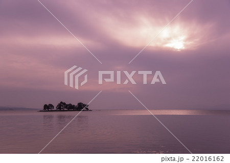 島根　宍道湖の夕景　紫色のサンセット 22016162