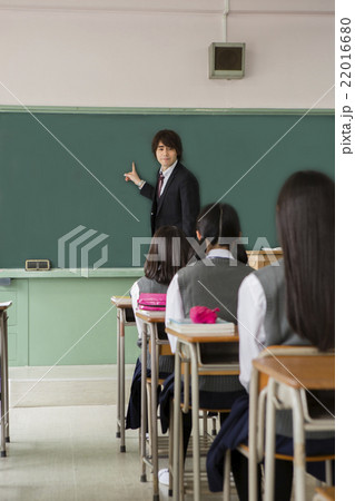 授業中の教師と女子生徒 22016680