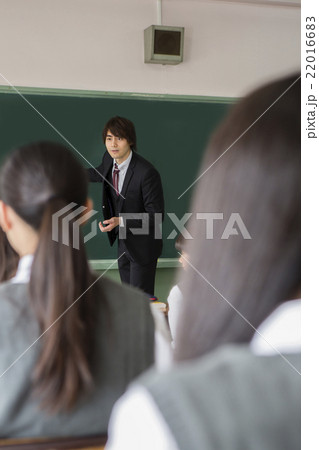 授業中の教師と女子生徒 22016683