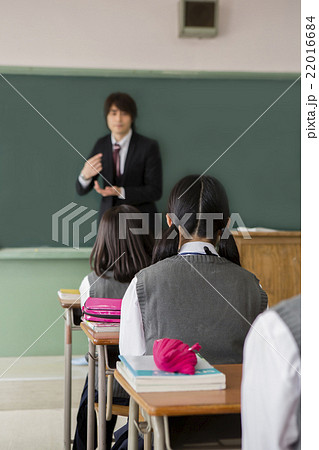 授業中の教師と女子生徒 授業中の教師と女子生徒 22016684